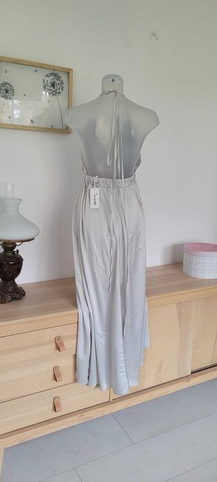 Szara jasna długa sukienka cekiny odkryte plecy Simplee, roz S