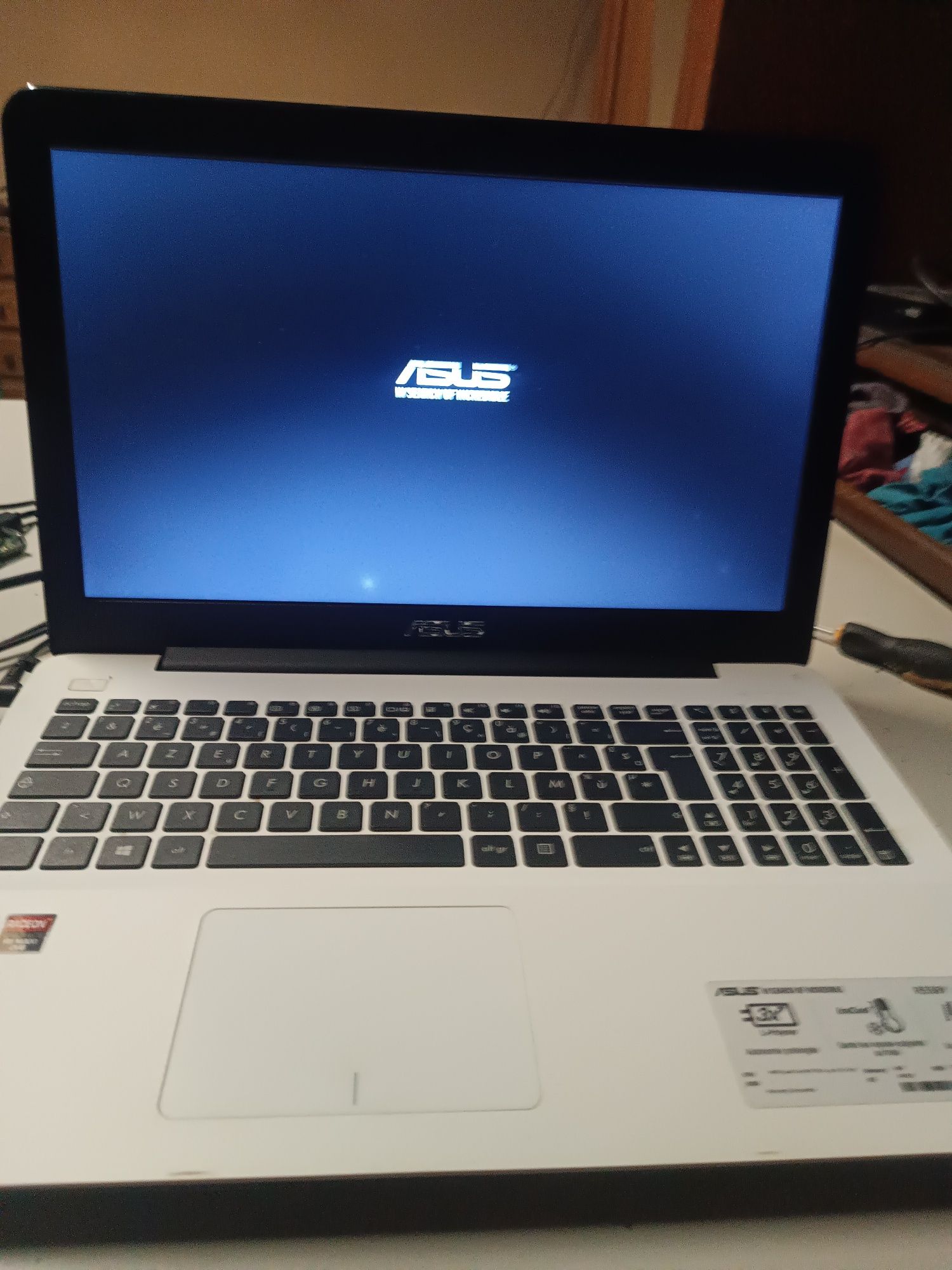 Portátil ASUS a funcionar bem
