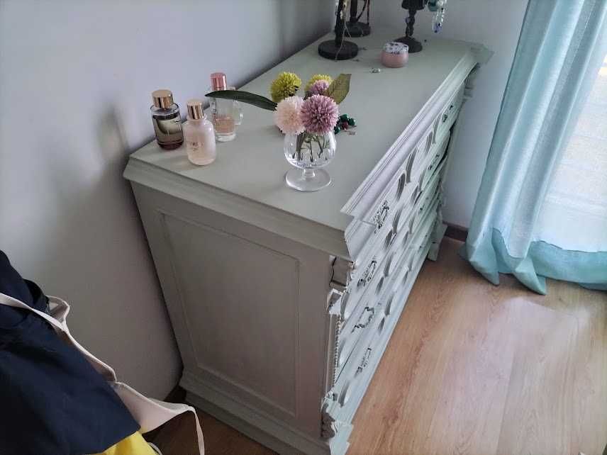 Mobília de quarto com pintura renovada em verde água