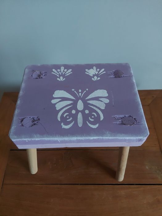 Uroczy, liliowy stołek/taboret maloway hand made z drewna dla dzieci