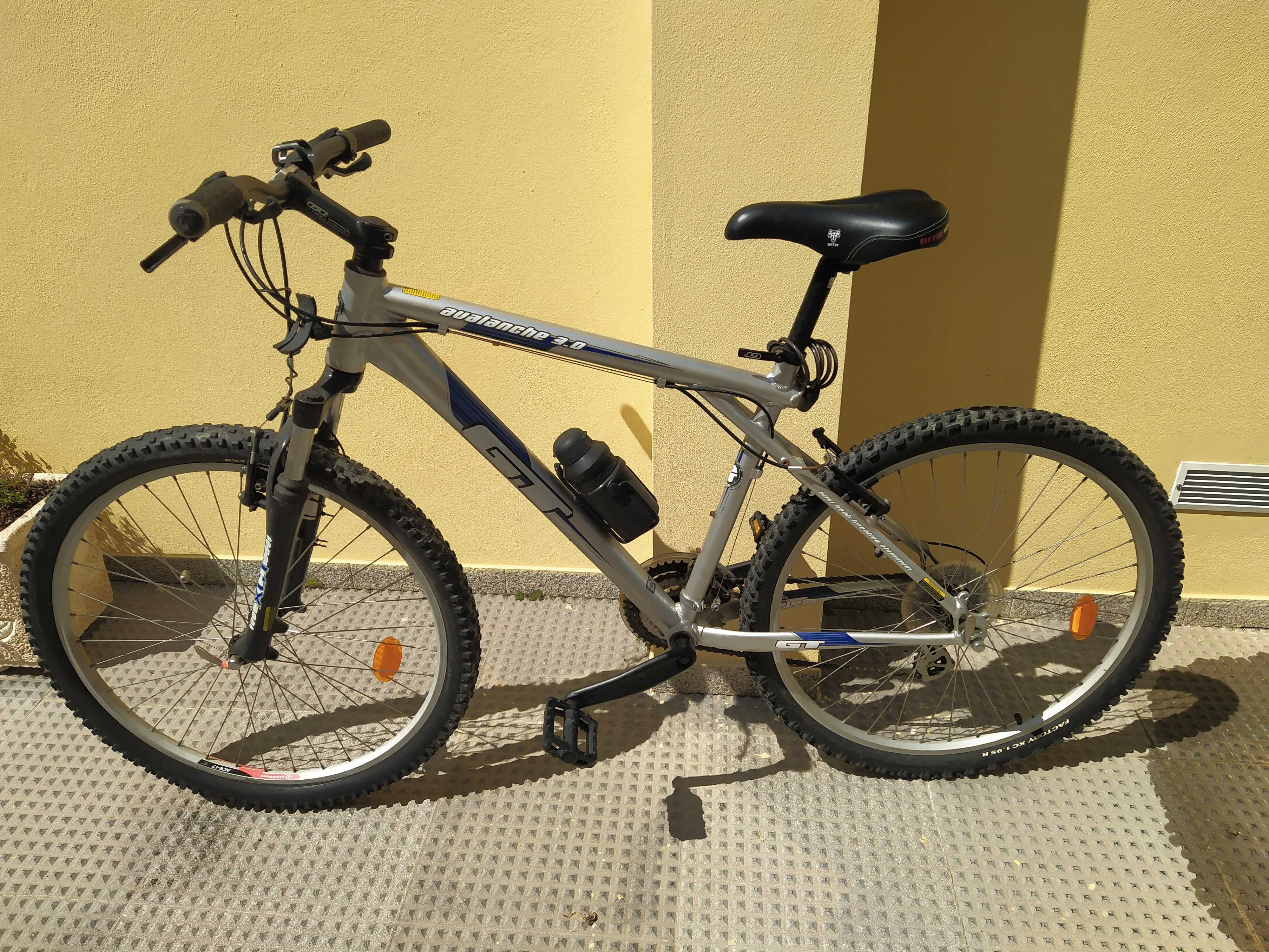 Bicicleta Avalanche GT 3.0 de alumínio