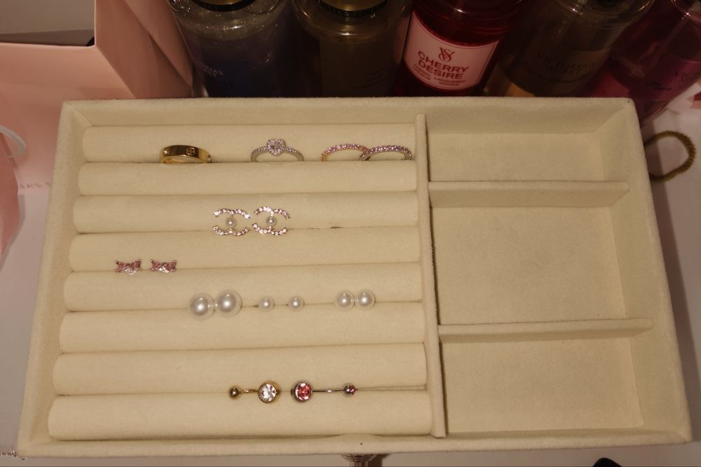 Органайзер для украшений с украшениями