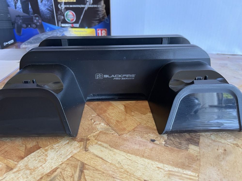 PS4 Slim com base de ventilação e carregamento
