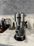 Máquina de Café DeLonghi Dedica EC685 - Excelente estado