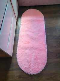 Nowy dywan różowy puchaty 160 cm x 60 cm miękki