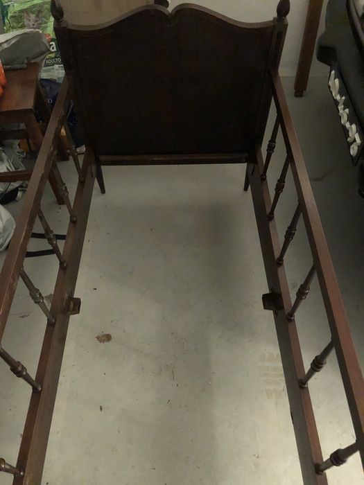 Cama bebe em madeira com estrado