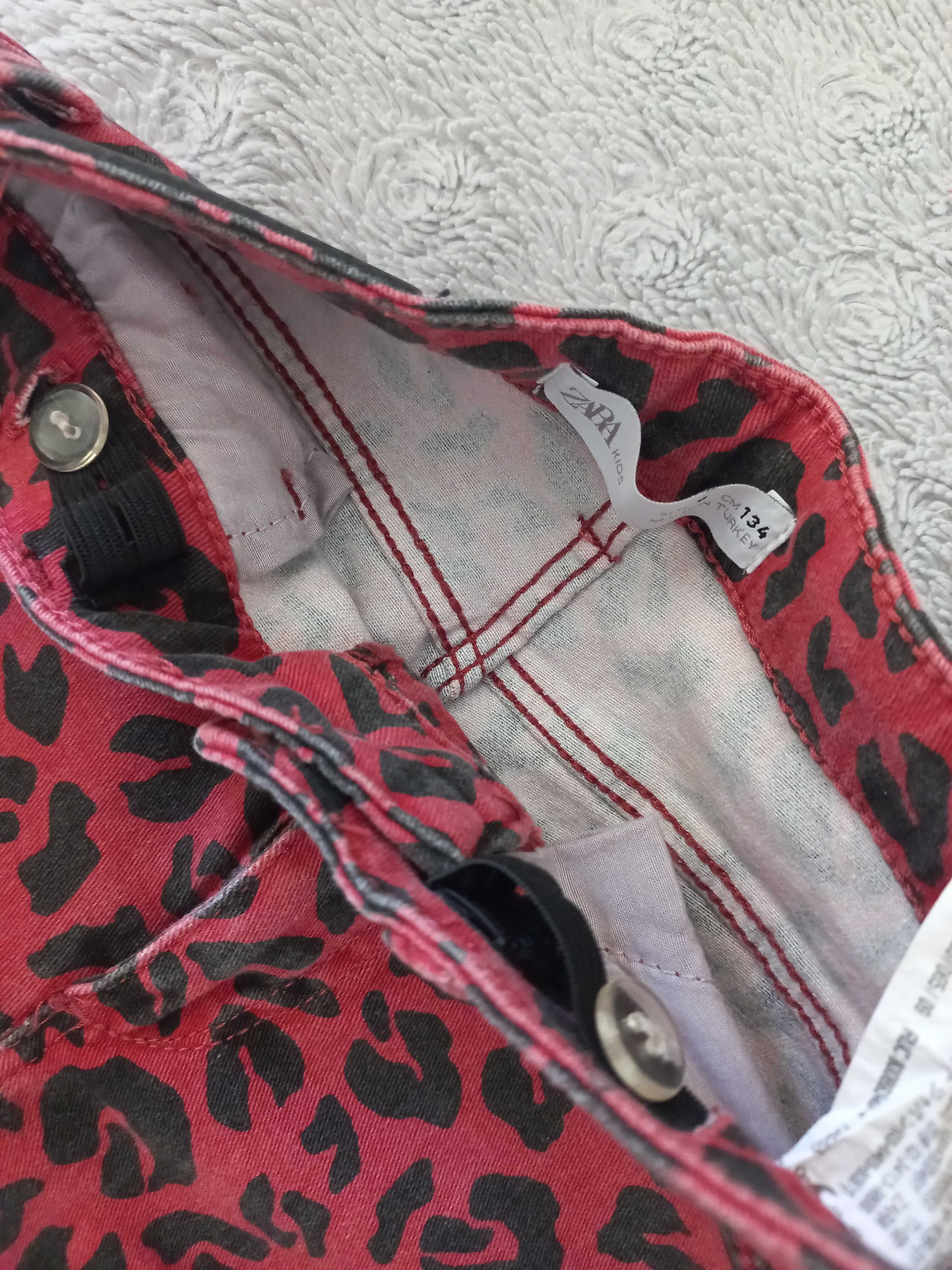 Spodnie Zara czerwone w czarne cętki Rozm. 134 jak nowe
