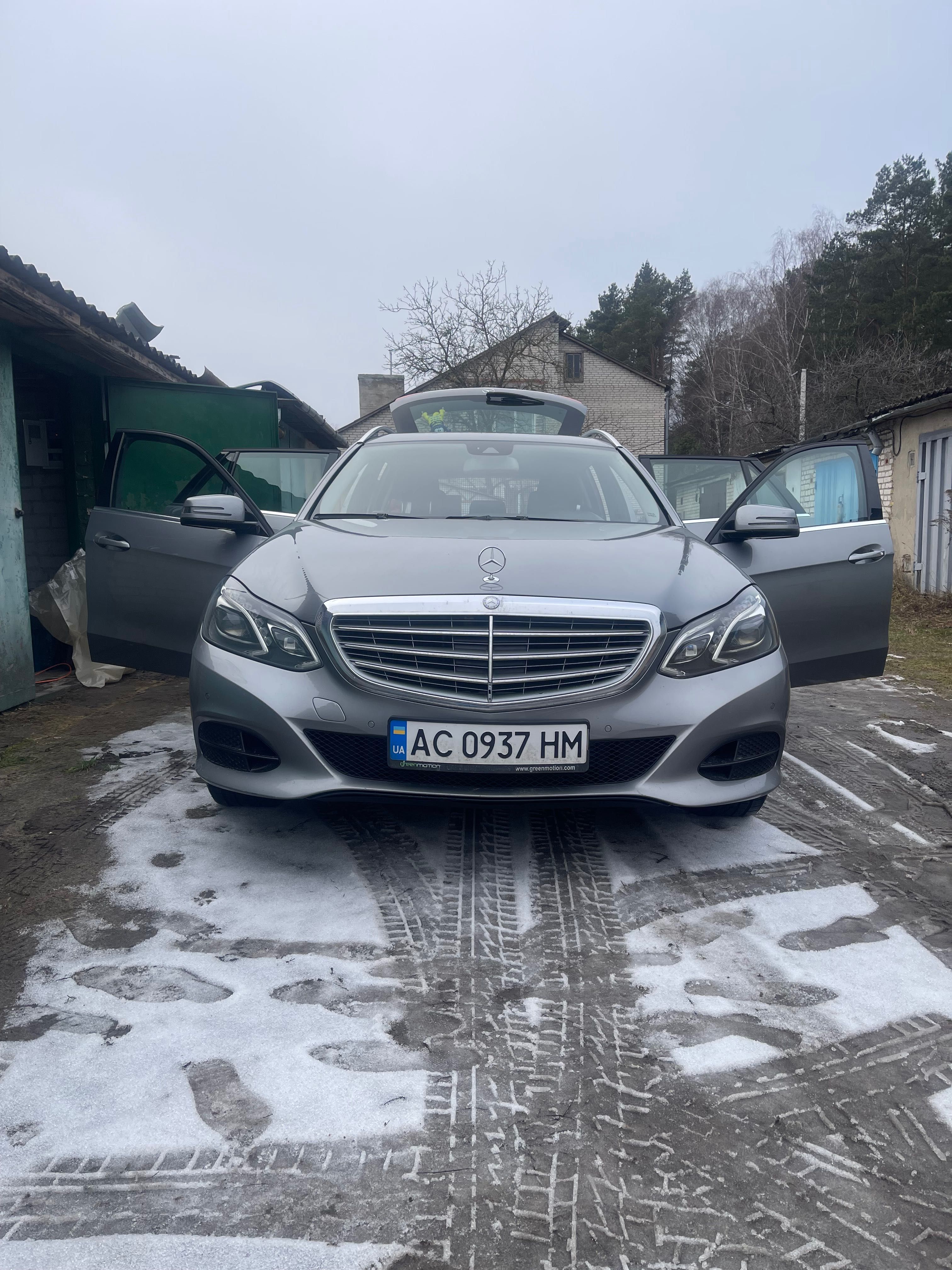 Легковий автомобіль Mercedes E200