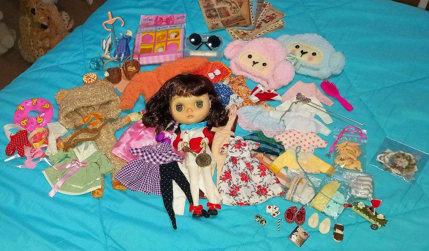 Boneca Blythe Costumizada Alice no País das Maravilhas com Acessórios