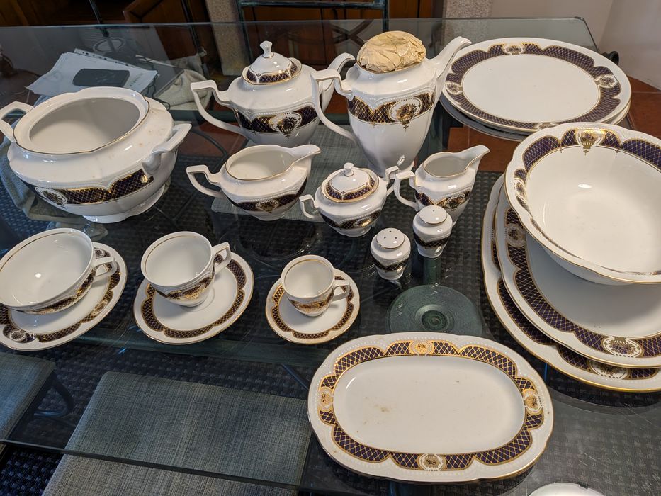 Conjunto de louça de porcelana Graf von Henneberg - 84 peç
