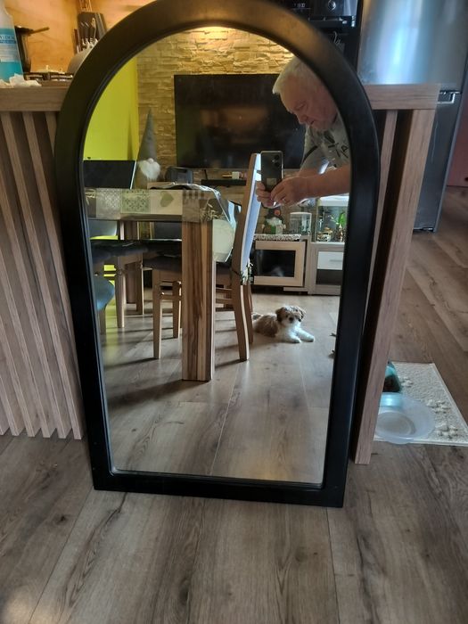 Lustro w drewnianej ramie 100 x 60.