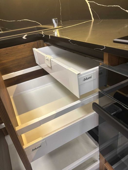 Кухня  хорошего качества. Выставочный образец.