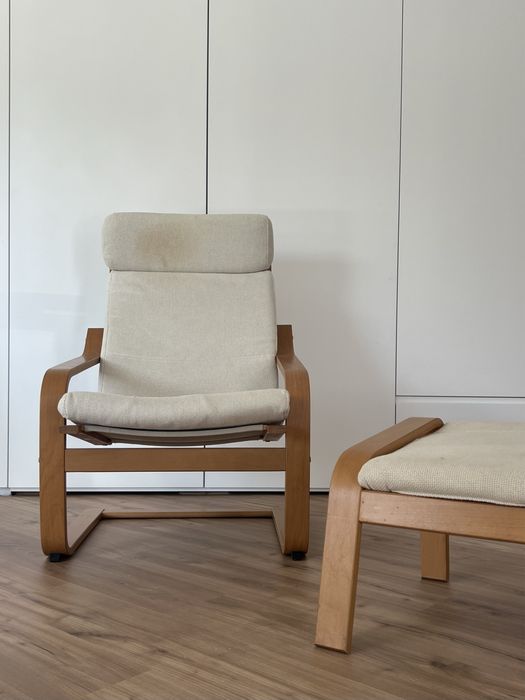Poltrona e repousa pés POÄNG da IKEA
