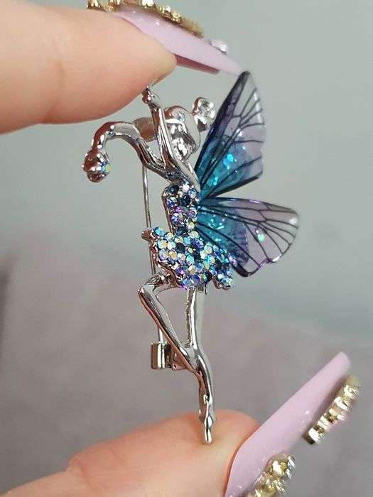 Broche / pregadeira fada prateada azul asas acrílico cristais glitter
