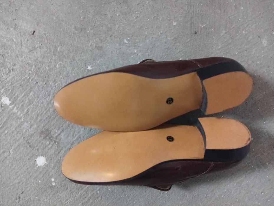 Sapatos clássicos antigos novos