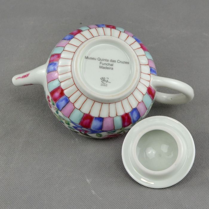 Bule em Porcelana, réplica do período Yongzheng / Qianlong