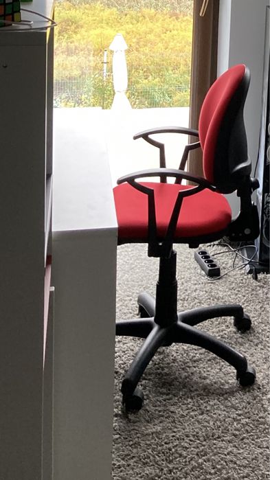 Meble łóżko biurko i fotel obrotowy