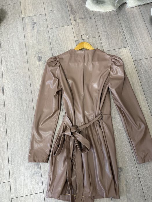 Сукня під шкіру, пудровий колір, на запах