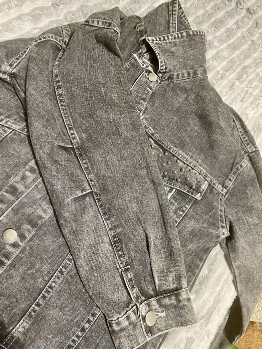 Продам джинсову куртку на дівчину підлітка