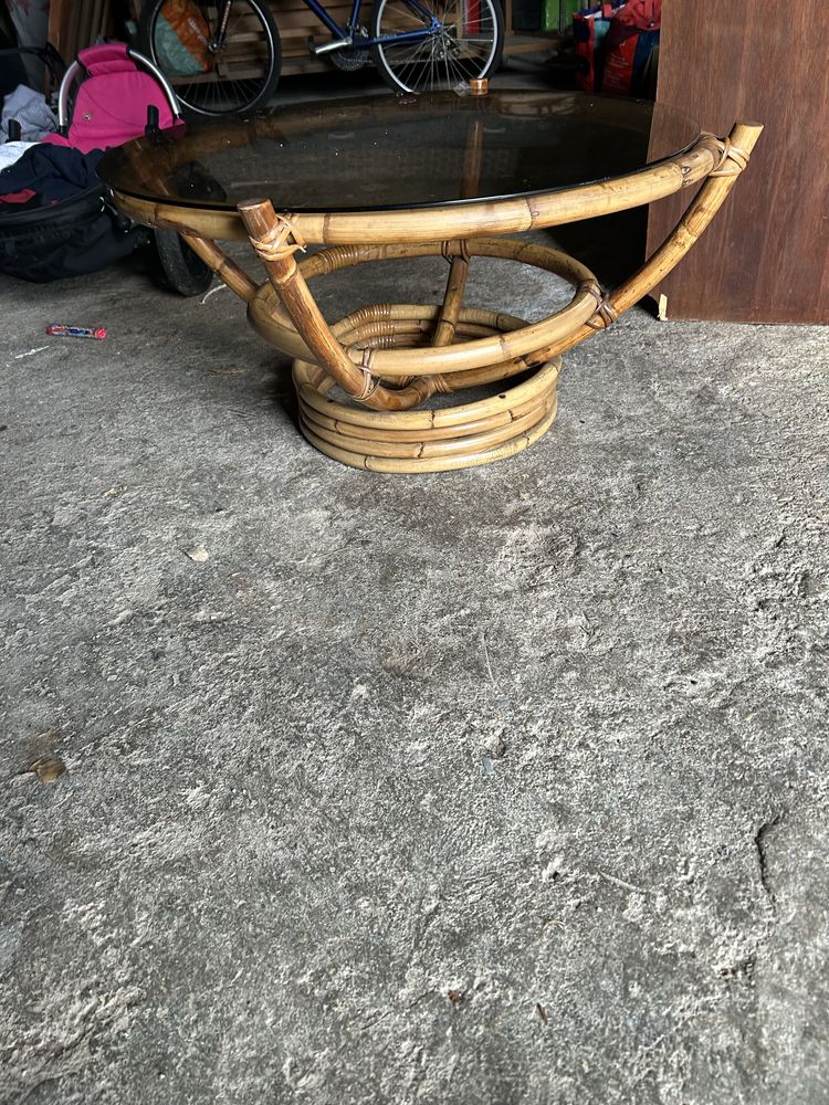Mesa de centro feita com canas