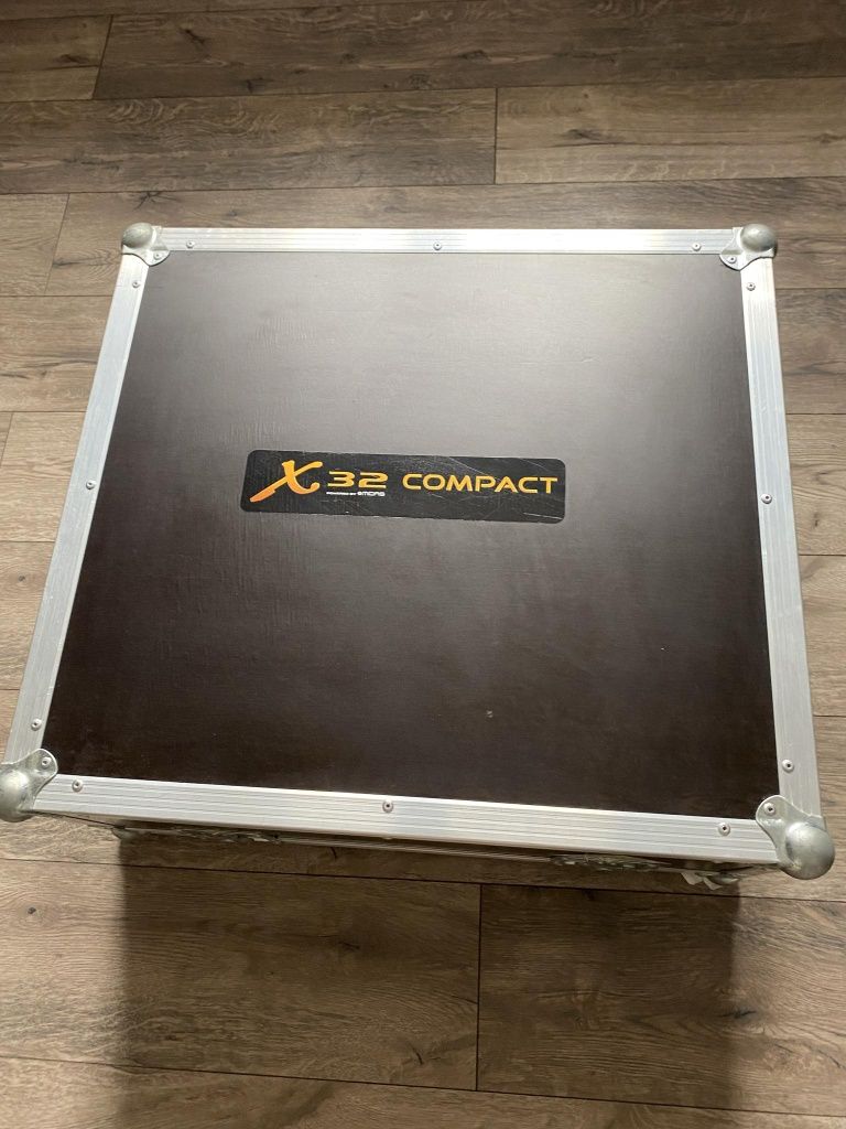 Beringer x 32 Compact mikser cyfrowy + case