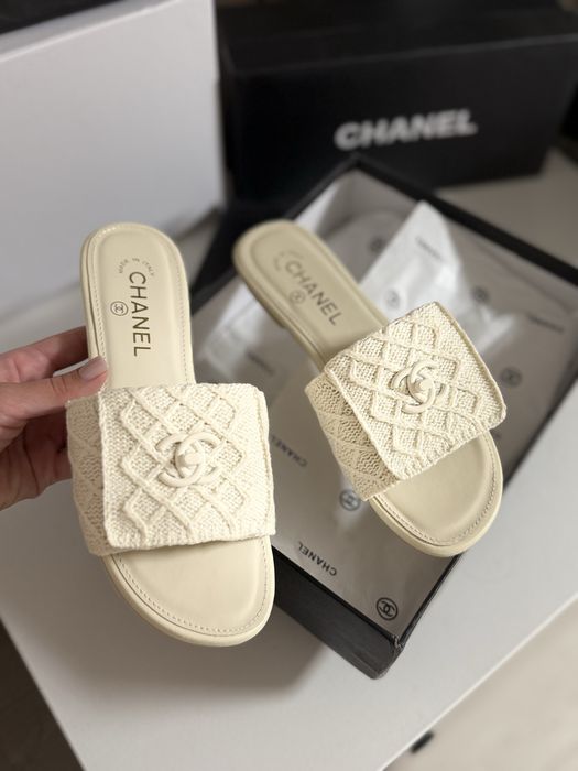 Шльопанці Chane** молочного кольору 36-39