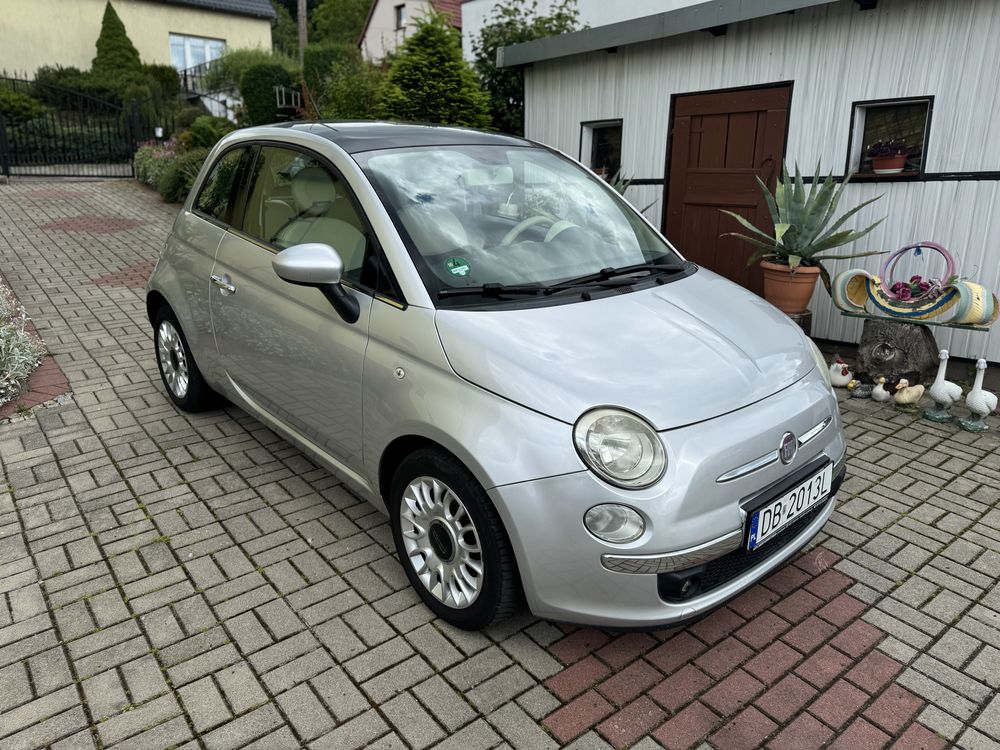 Śliczny Fiat 500 z2011r klima panorama dach 85koni