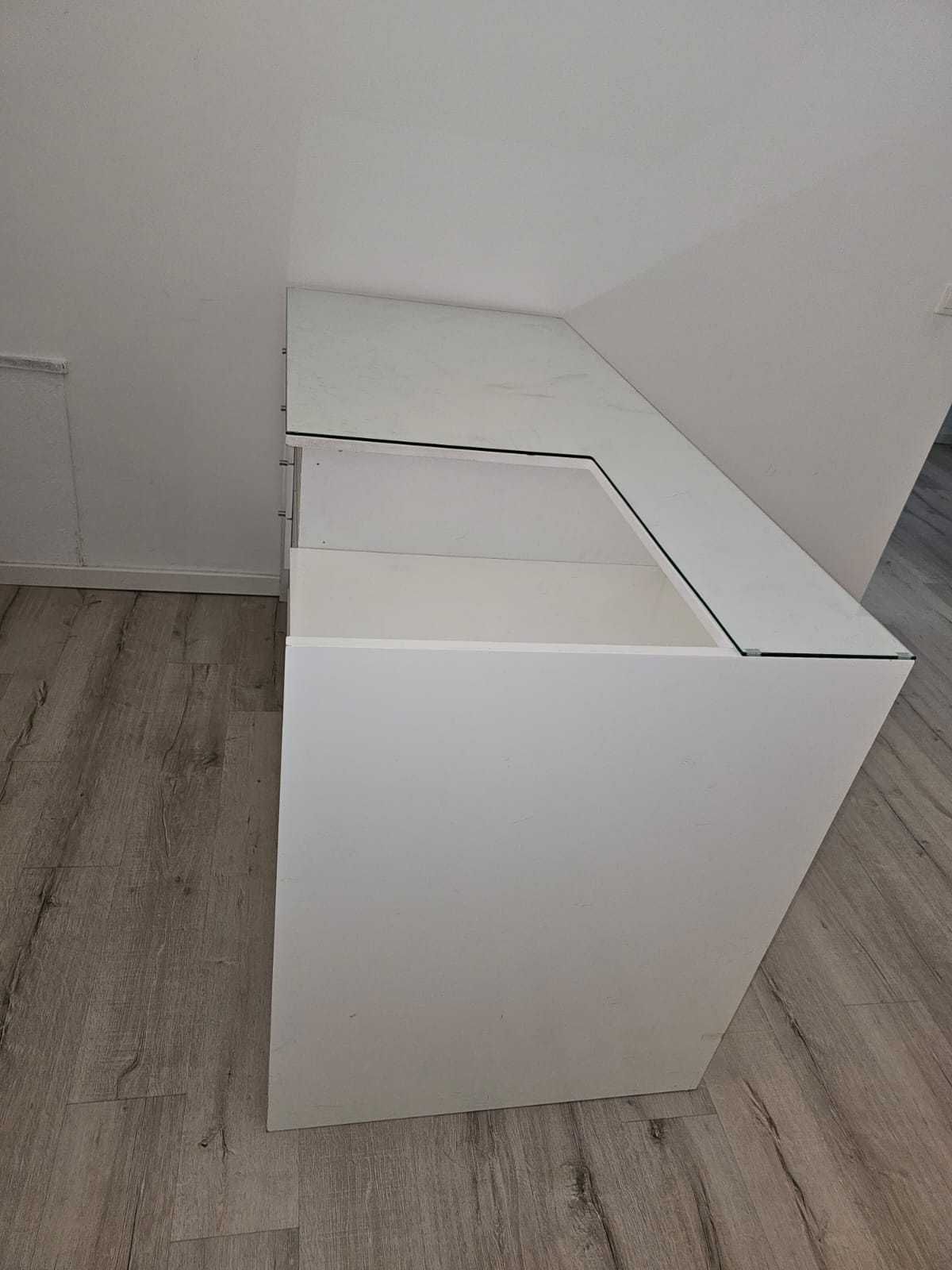 Balcão branco com gavetas e tampo de vidro