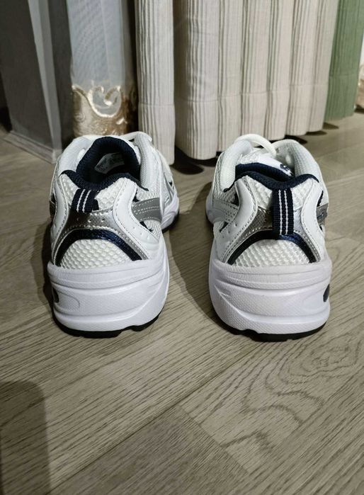 Białe tenisówki New Balance 530 w rozmiarze 37