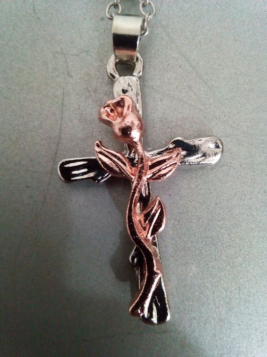 Crucifixos e medalhas para fios (pingentes)