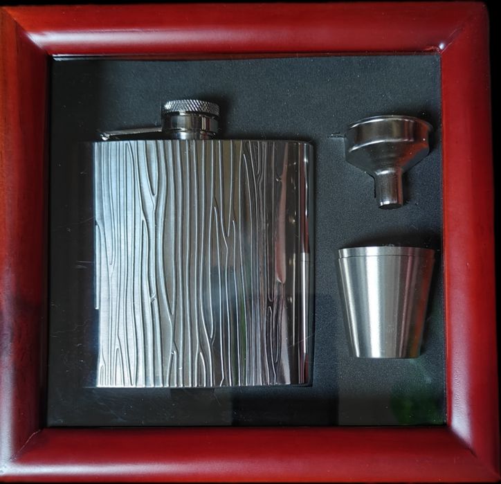 Elegancka piersiówka nieużywana+2 kieliszki+lejek