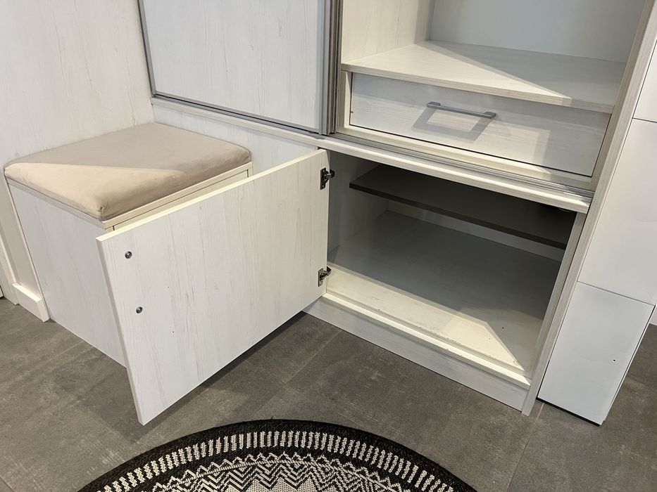 Szafa z drzwiami przesuwnymi