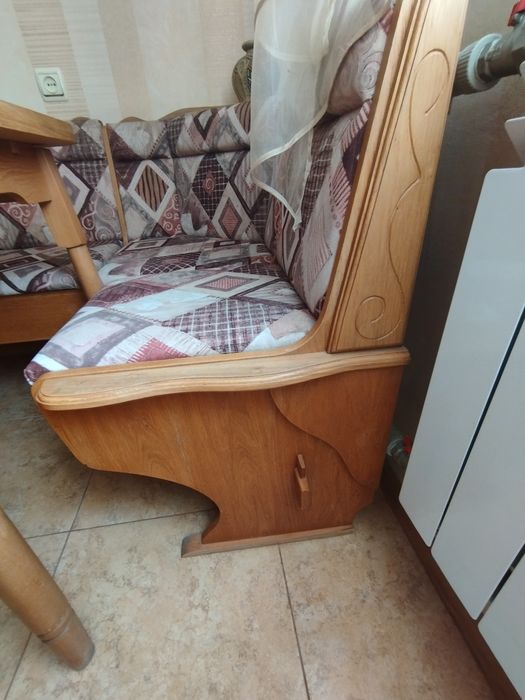 Продаю кухонный уголок в хорошем состоянии. Нат.дерево.