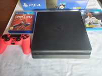 PS4 com comando, cabos e dois jogos