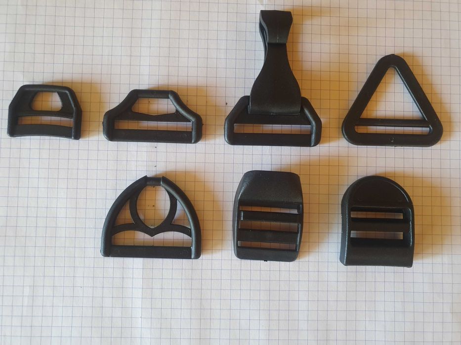 Regulator samozaciskowy do taśmy nośnej 30 mm 100 szt czarny plastik