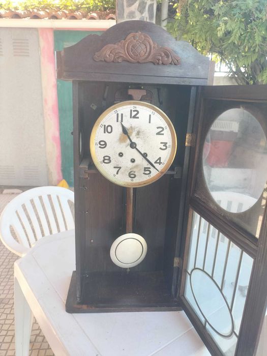 Relógio de parede antigo FMS mecânico com pêndulo – a funcionar