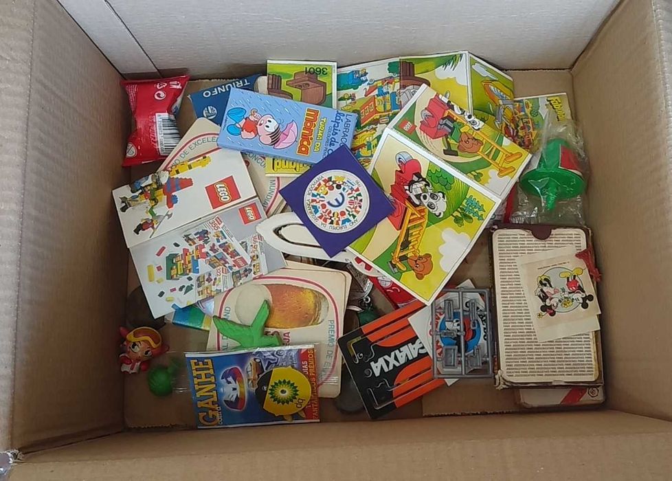 Caixa cheia de artigos colecionáveis, ver fotos