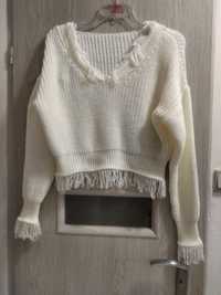 Nowy śliczny kremowy sweterek z frędzlami