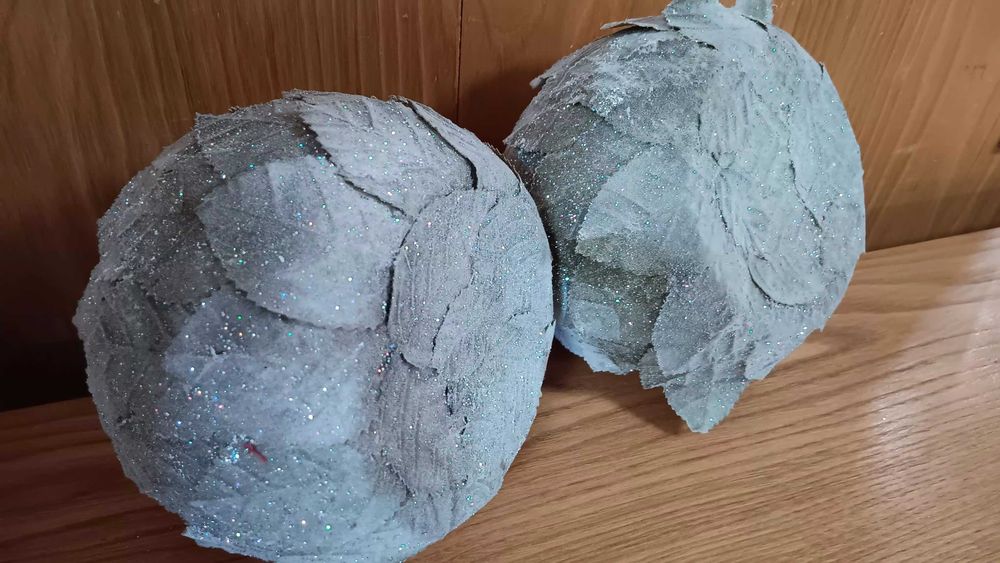 Par bolas de folhas Natal com base plana