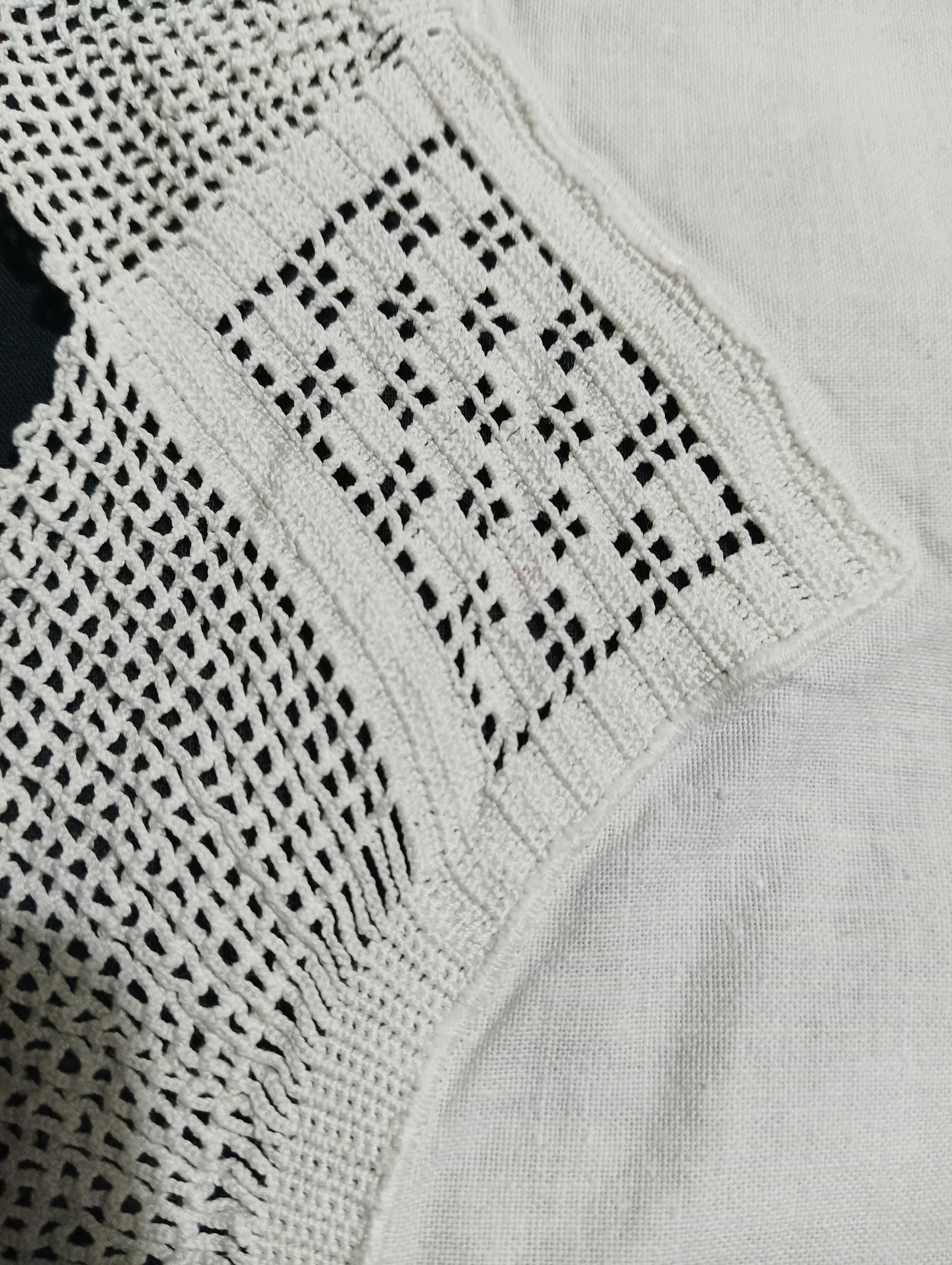 Lençol de cama antigo com renda e bordados