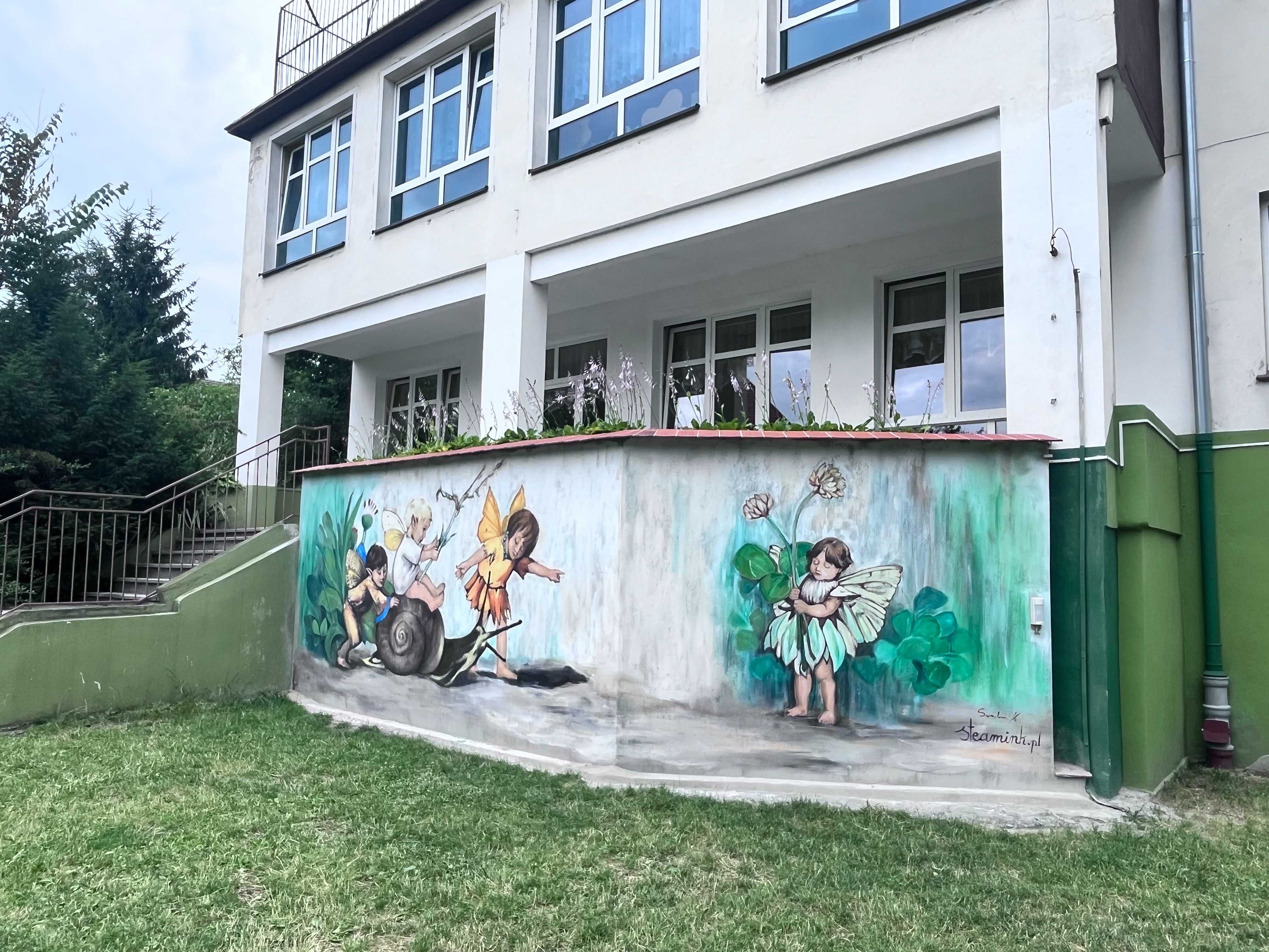 mural/ krasnal rzeźba