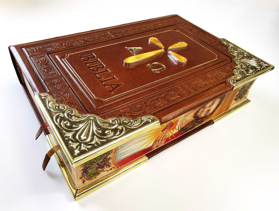 Biblia w oprawie skórzanej, duże bursztyny w srebrze, malowane brzegi.