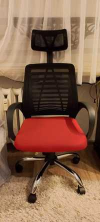 OKAZJA!!! Fotel biurowy z siatką mesh i czerwonym siedziskiem