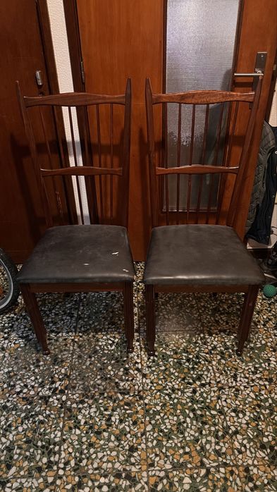 Cadeiras em madeira maciça