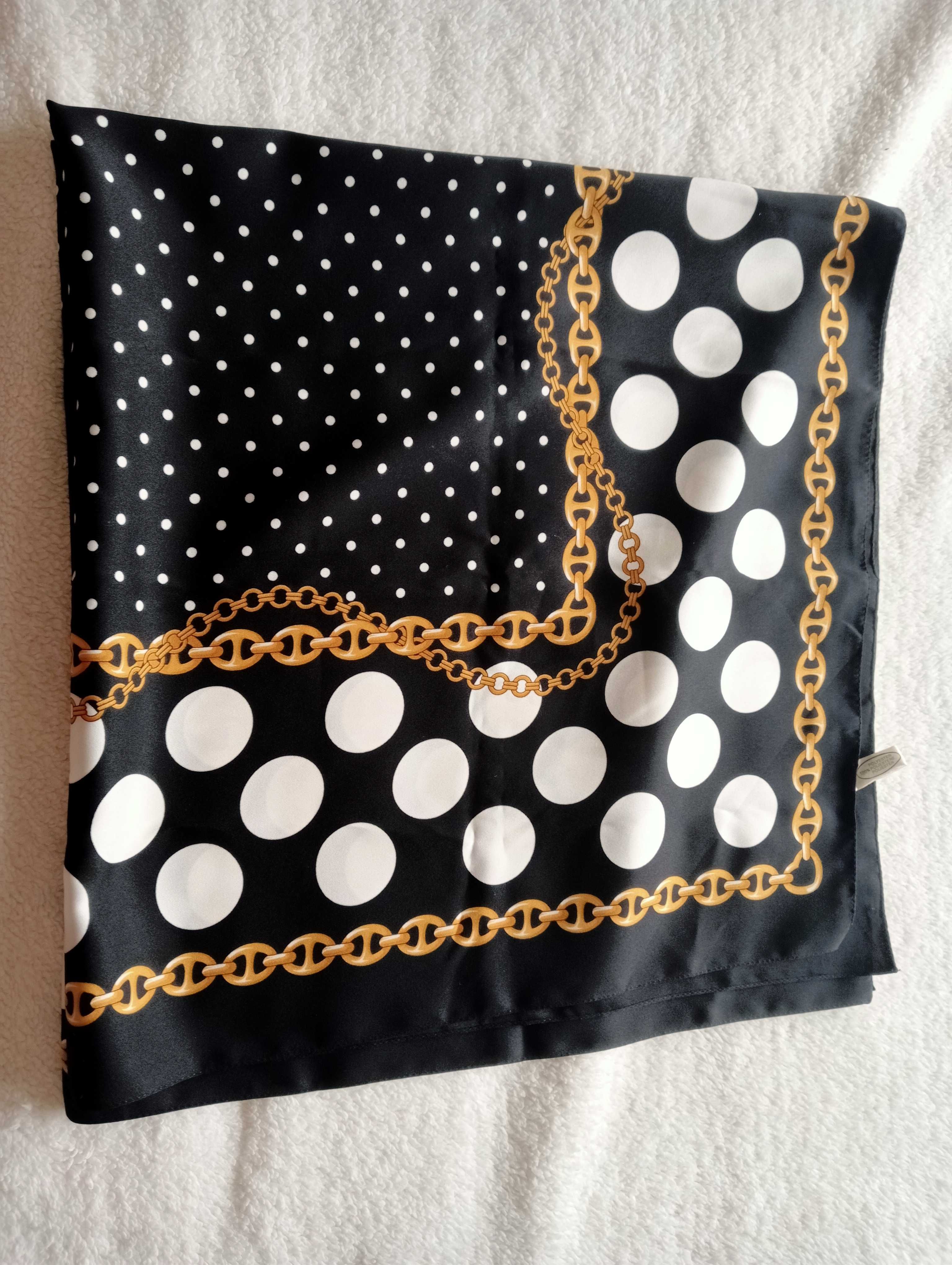 Lenço preto com bolas brancas