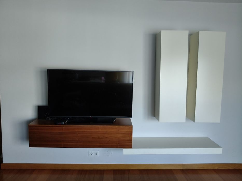 Móvel TV suspenso lacado