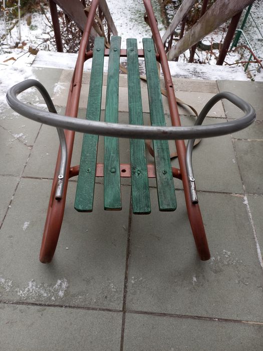 Sanki z oparciem metalowo drewniane