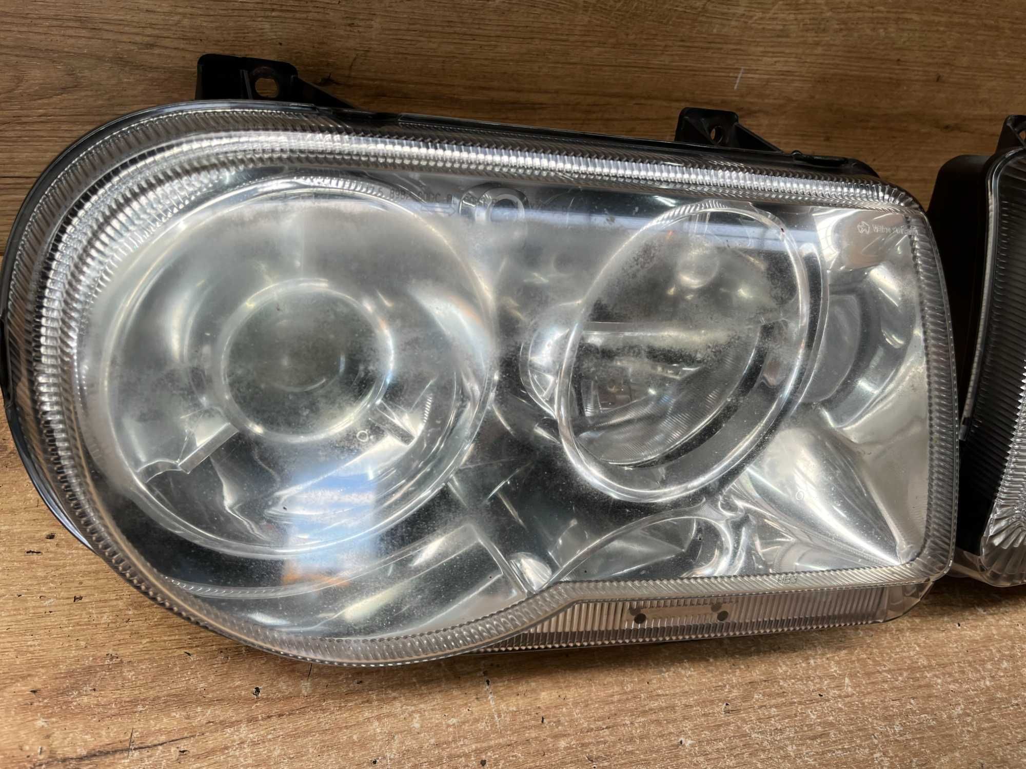 Lampa/reflektor przedni lewy prawy Chrysler 300C Xenon