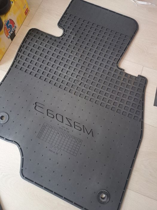 Передние оригинальные коврики Mazda 3