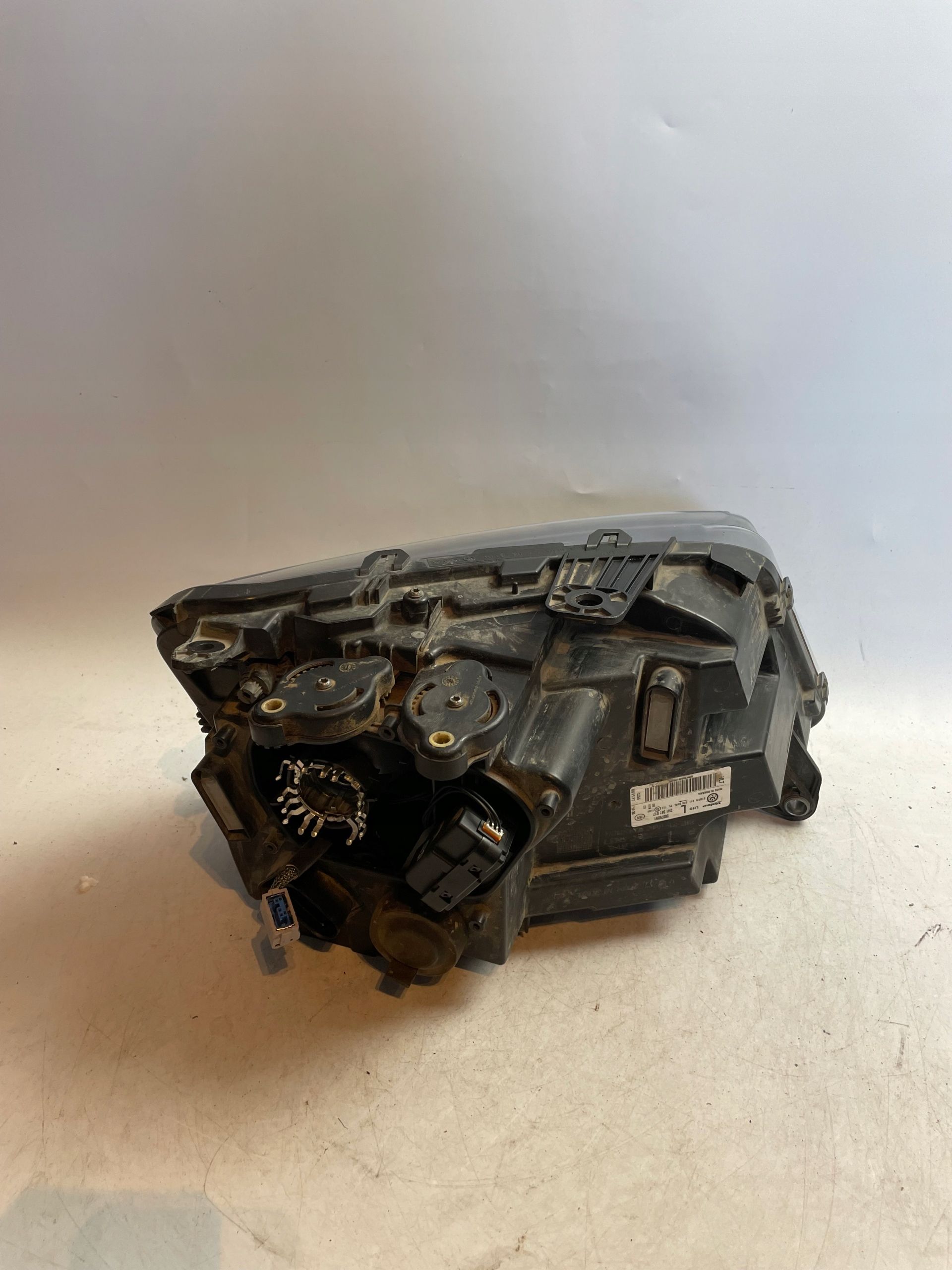 VW AMAROK REFLEKTOR Lampa przednia lewa xenon